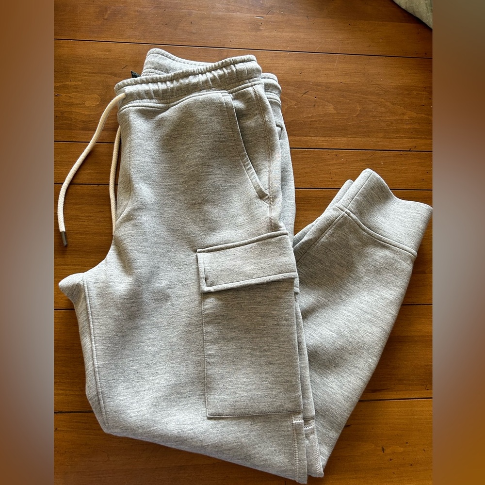 American Eagle men’s cargo joggers